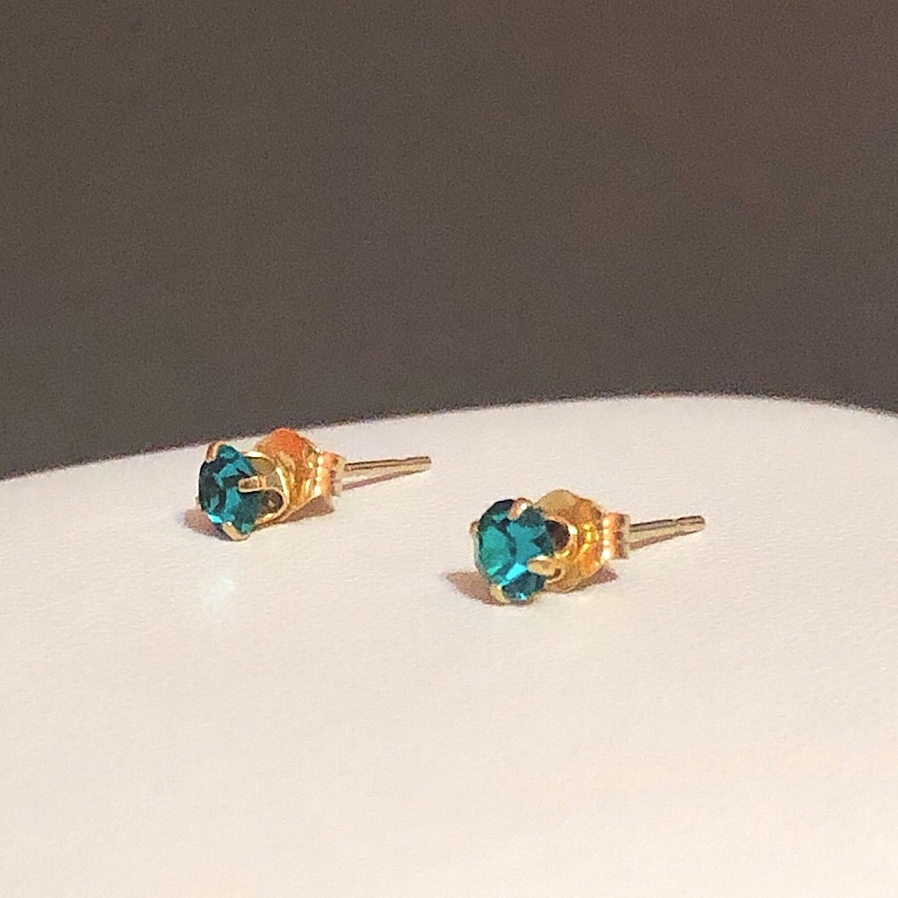 SOLID 14kYG Teal Blue 4 prong setting earrings